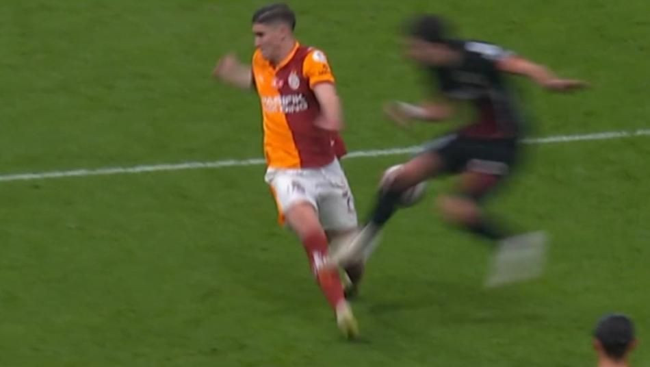 Galatasaray'ın lehine bir penaltı bir de kırmızı kart verilmemiş! Trio ekibi açıkladı: Bu kadarına da pes! - Sayfa 15