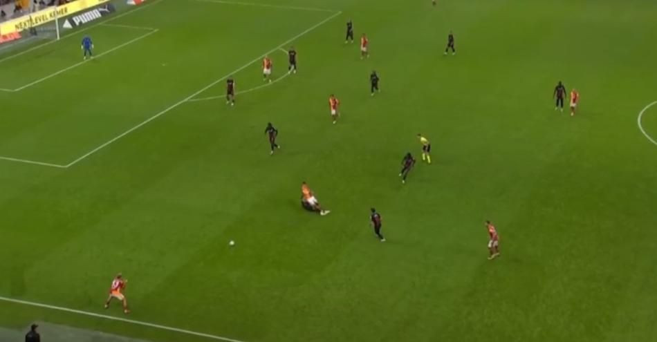 Galatasaray'ın lehine bir penaltı bir de kırmızı kart verilmemiş! Trio ekibi açıkladı: Bu kadarına da pes! - Sayfa 14