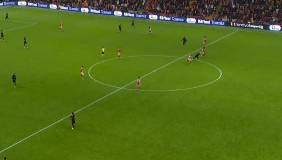 Galatasaray'ın lehine bir penaltı bir de kırmızı kart verilmemiş! Trio ekibi açıkladı: Bu kadarına da pes! - Sayfa 17
