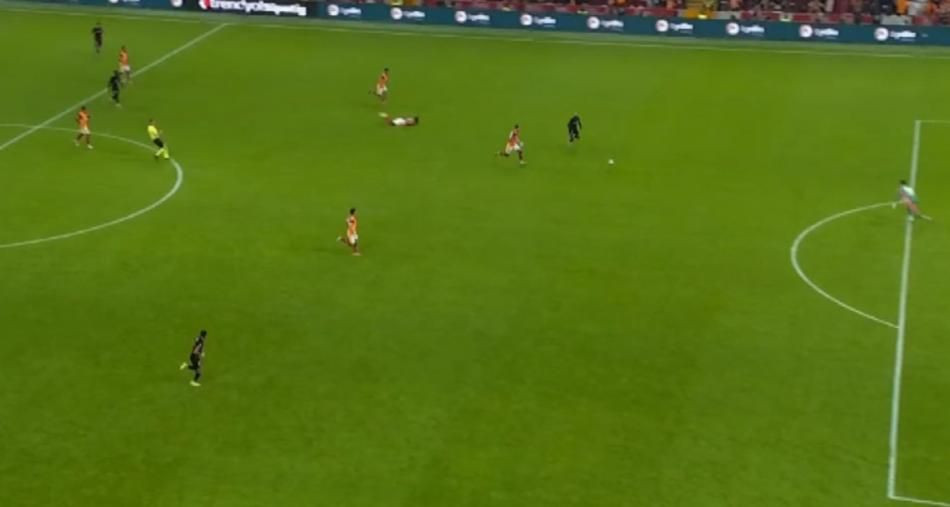 Galatasaray'ın lehine bir penaltı bir de kırmızı kart verilmemiş! Trio ekibi açıkladı: Bu kadarına da pes! - Sayfa 18