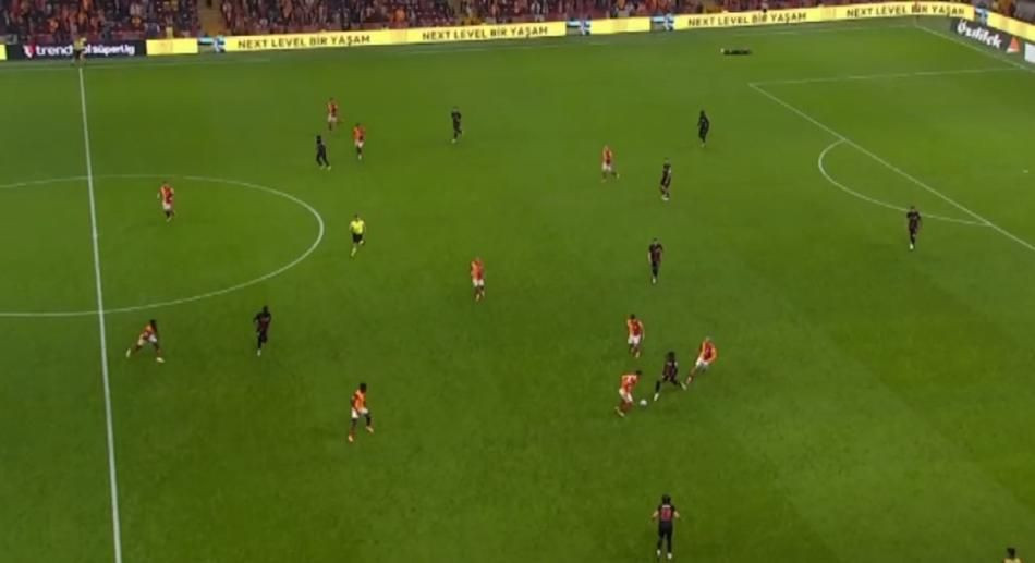 Galatasaray'ın lehine bir penaltı bir de kırmızı kart verilmemiş! Trio ekibi açıkladı: Bu kadarına da pes! - Sayfa 9