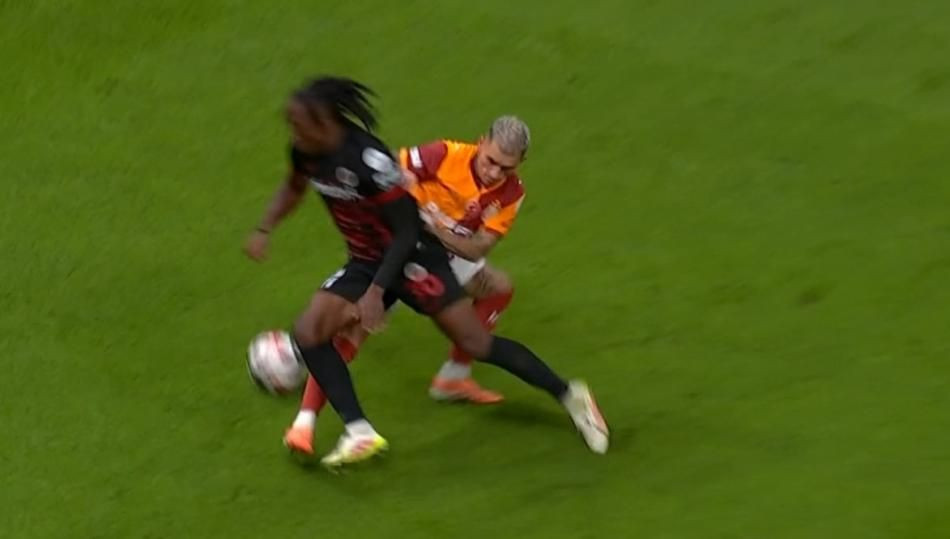 Galatasaray'ın lehine bir penaltı bir de kırmızı kart verilmemiş! Trio ekibi açıkladı: Bu kadarına da pes! - Sayfa 5