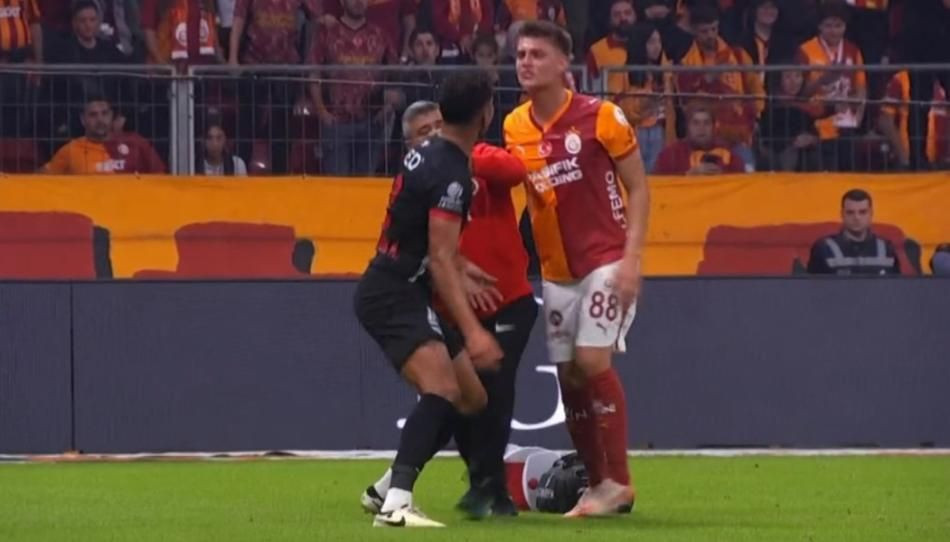 Galatasaray'ın lehine bir penaltı bir de kırmızı kart verilmemiş! Trio ekibi açıkladı: Bu kadarına da pes! - Sayfa 8