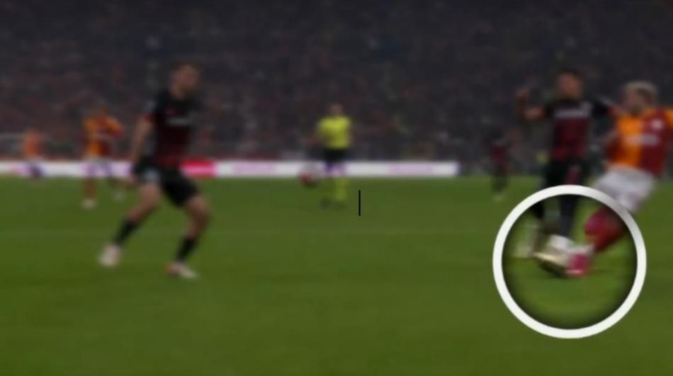 Galatasaray'ın lehine bir penaltı bir de kırmızı kart verilmemiş! Trio ekibi açıkladı: Bu kadarına da pes! - Sayfa 11