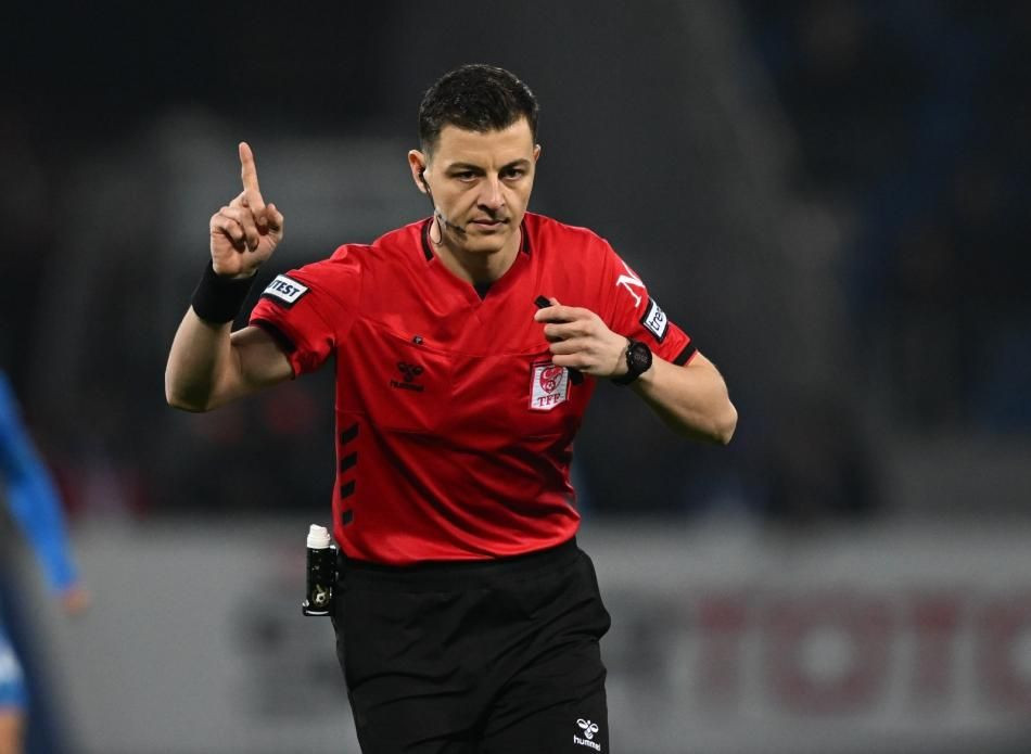 Galatasaray'ın lehine bir penaltı bir de kırmızı kart verilmemiş! Trio ekibi açıkladı: Bu kadarına da pes! - Sayfa 19