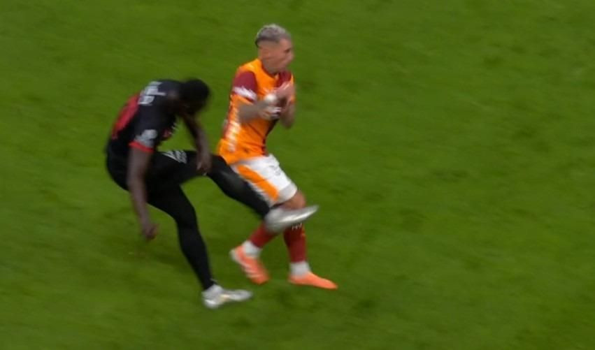 Galatasaray'ın lehine bir penaltı bir de kırmızı kart verilmemiş! Trio ekibi açıkladı: Bu kadarına da pes! - Sayfa 6