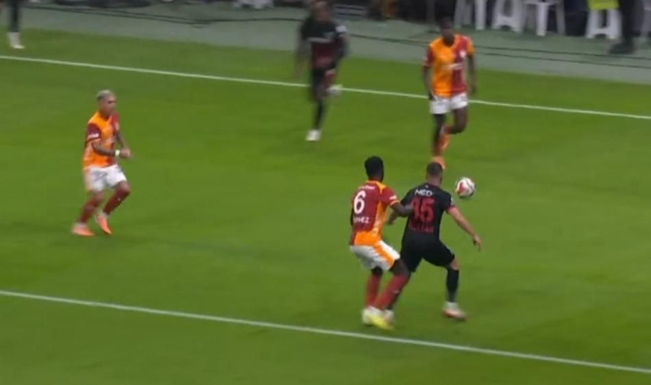 Galatasaray'ın lehine bir penaltı bir de kırmızı kart verilmemiş! Trio ekibi açıkladı: Bu kadarına da pes! - Sayfa 2