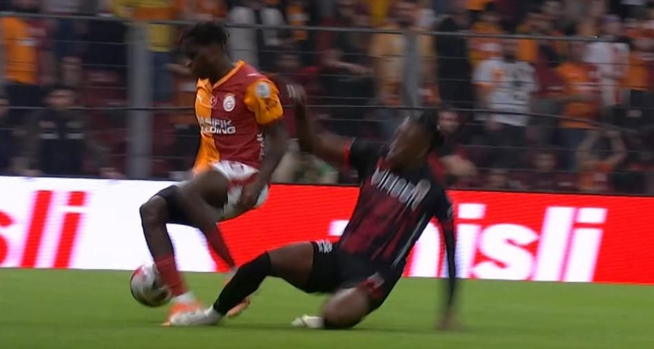 Galatasaray'ın lehine bir penaltı bir de kırmızı kart verilmemiş! Trio ekibi açıkladı: Bu kadarına da pes! - Sayfa 3
