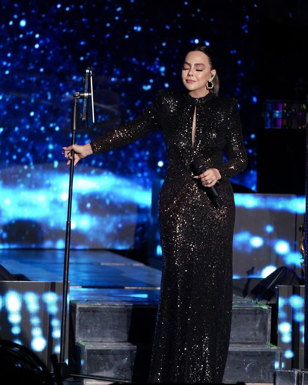 Ebru Gündeş, üzerinde servet taşıyor! Binlerce dolarlık takılarıyla poz verdi: Çift sıralı kolye, bilezikler ve dahası... - Sayfa 3