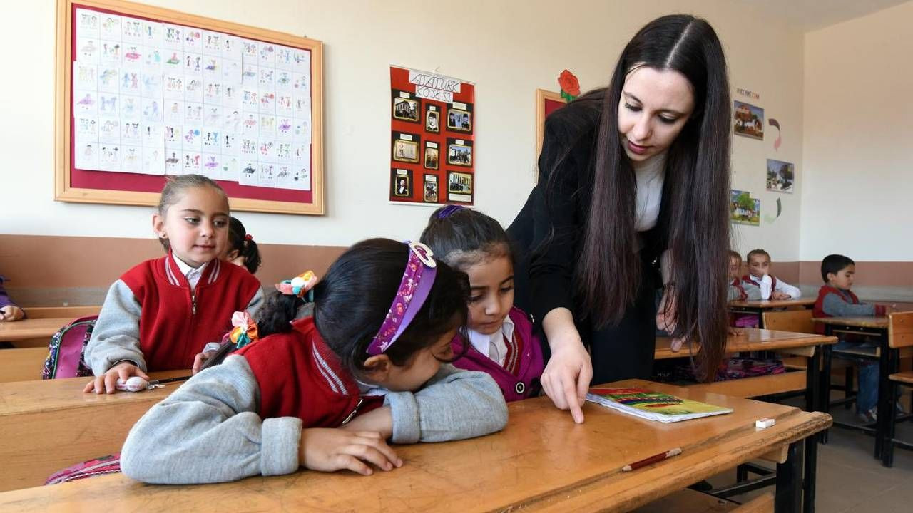 Binlerce öğretmen tek yürek! 15 bin öğretmen ataması yarın! Kontenjanlar ve branşlar açıklandı - Sayfa 1
