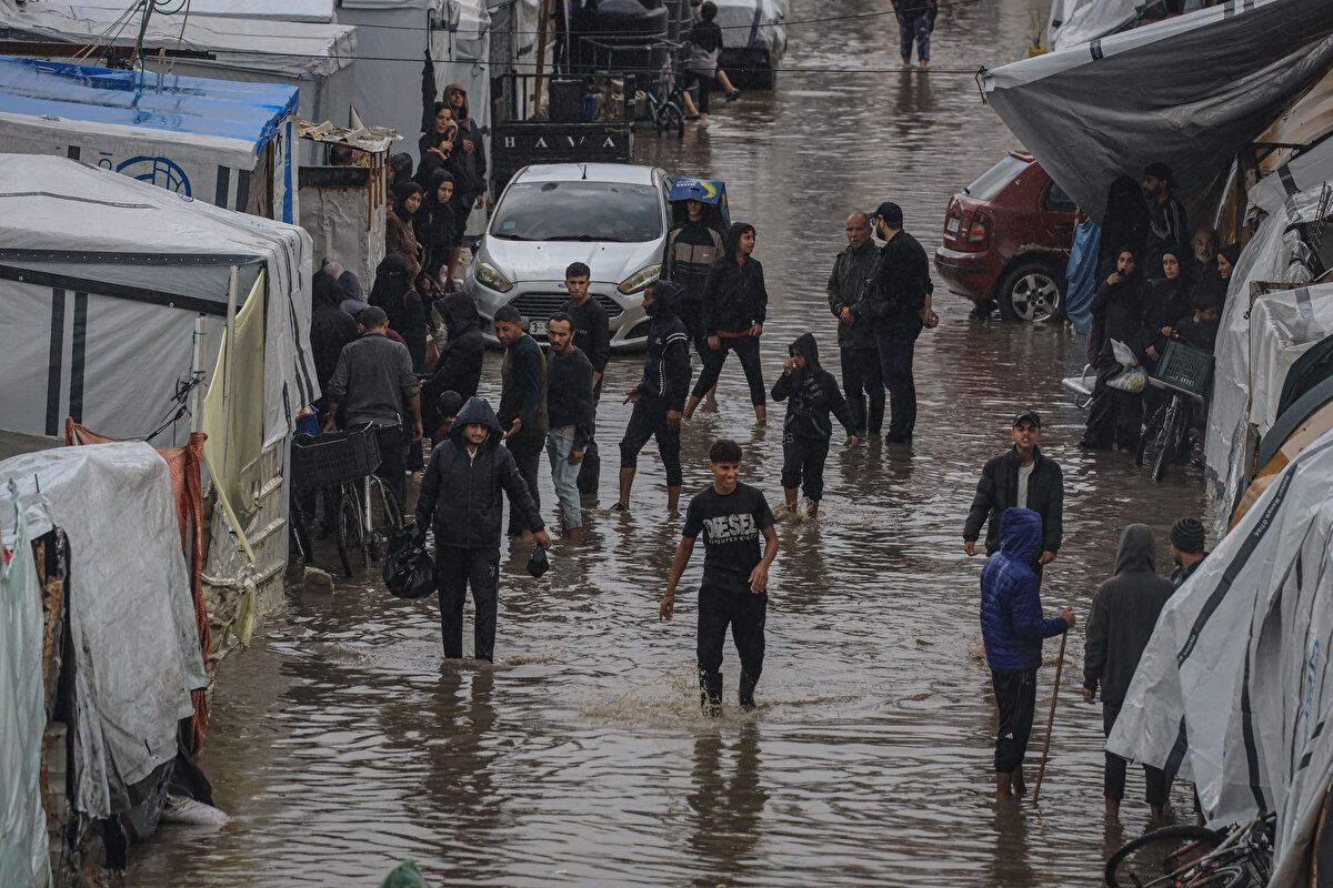 Gazze'de felaket! Şiddetli yağış Filistinlilerin çadırlarını sular altında bıraktı - Sayfa 12