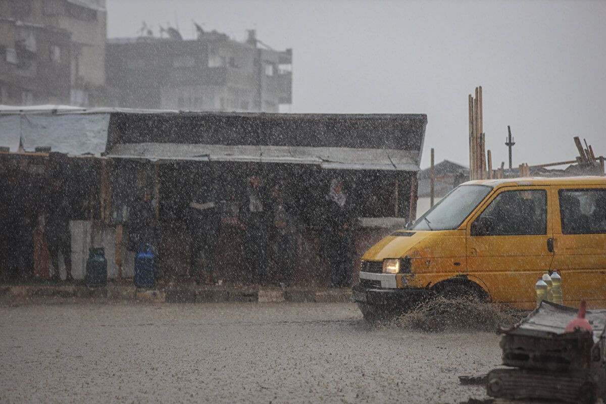 Gazze'de felaket! Şiddetli yağış Filistinlilerin çadırlarını sular altında bıraktı - Sayfa 15