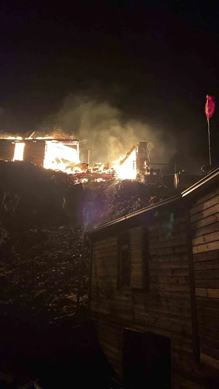 Kırklar Dağı’nda tarihî mescit alevlere dayanamadı... Manevi merkez bir gecede yok oldu! - Sayfa 3