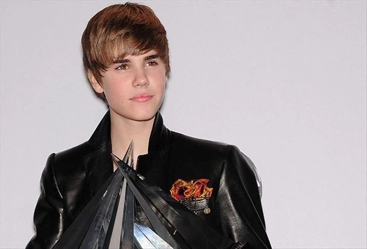 Ünlü şarkıcıdan şoke eden hareket! Justin Bieber golf sahasında çalılara işedi - Sayfa 1