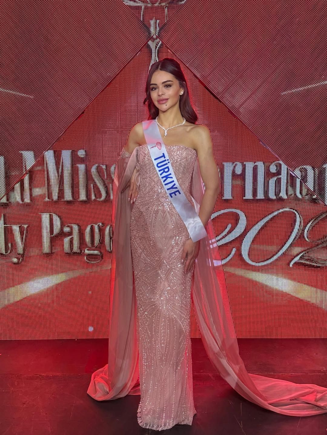 Miss International 2025 sonuçları belli oldu! Kolombiyalı güzel Catalina Duque tacı giymeye hak kazandı! Türkiye temsilcisi Ayşe Sena Şeref, dereceye giremedi - Sayfa 2