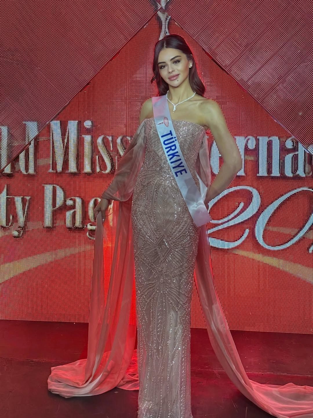 Miss International 2025 sonuçları belli oldu! Kolombiyalı güzel Catalina Duque tacı giymeye hak kazandı! Türkiye temsilcisi Ayşe Sena Şeref, dereceye giremedi - Sayfa 6