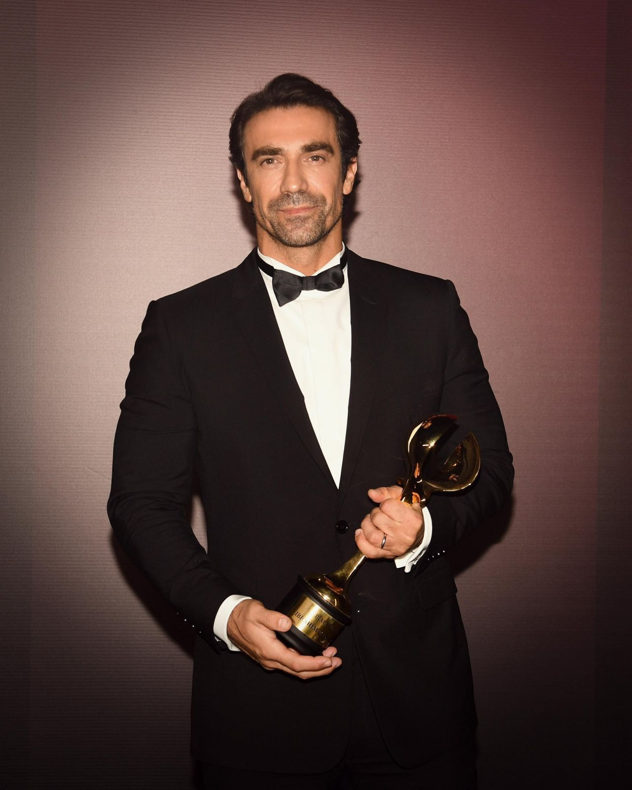 İbrahim Çelikkol, Dubai’de düzenlenen DIAFA Ödülleri’nde ''Uluslararası En İyi Erkek Oyuncu'' seçildi - Sayfa 1