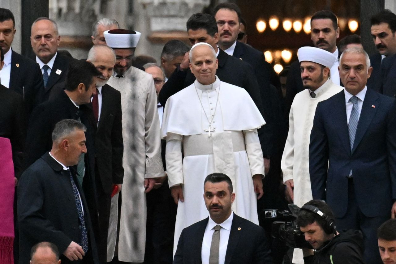 Papa 14. Leo'nun papa seçildikten sonra ilk girdiği cami Sultanahmet Camii oldu! Dikkat çeken detay: Ayakkabılarını çıkarmayı ihmal etmedi - Sayfa 1