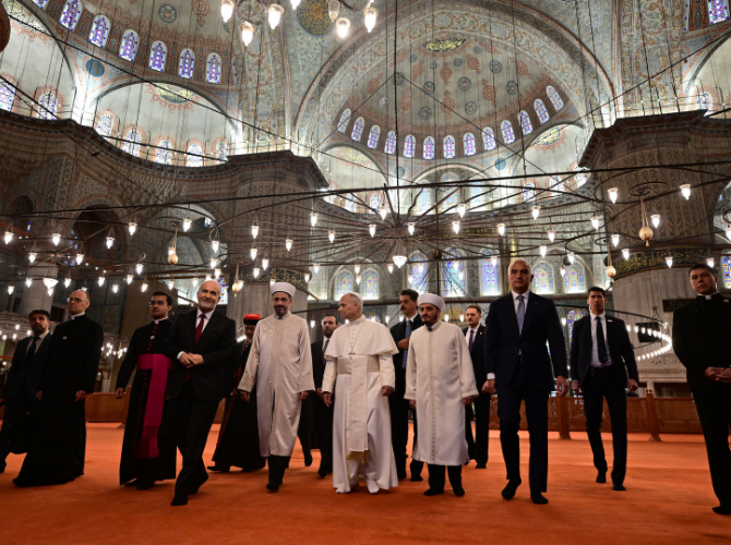 Papa 14. Leo'nun papa seçildikten sonra ilk girdiği cami Sultanahmet Camii oldu! Dikkat çeken detay: Ayakkabılarını çıkarmayı ihmal etmedi - Sayfa 3