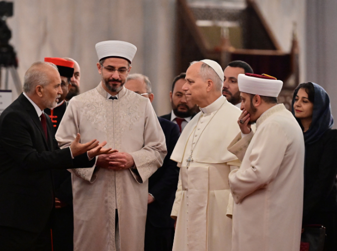 Papa 14. Leo'nun papa seçildikten sonra ilk girdiği cami Sultanahmet Camii oldu! Dikkat çeken detay: Ayakkabılarını çıkarmayı ihmal etmedi - Sayfa 4