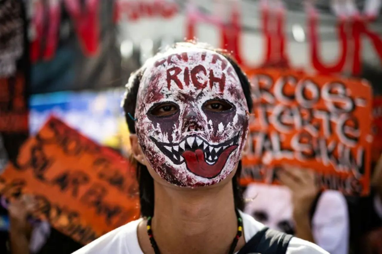 Filipinler'de yolsuzluk skandalı büyüyor! Binlerce kişi Manila'da "sorumluları hapse atın" diye yürüdü - Sayfa 1