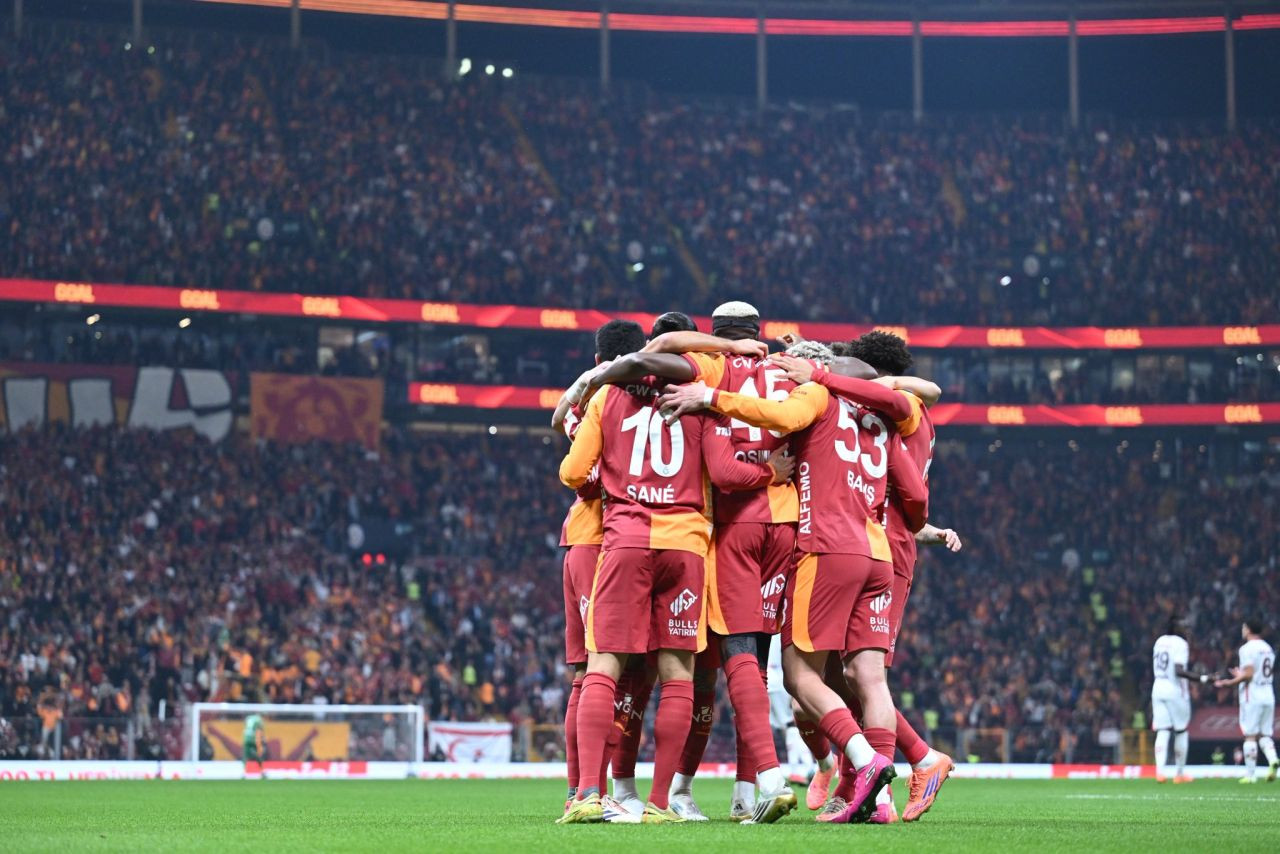 "Bu nasıl kadro? Ben mi yaptım bu kadroyu? Beni tansiyon hastası yaptınız!" Hasan Şaş Galatasaray maçı sonrası canlı yayında çıldırdı - Sayfa 1