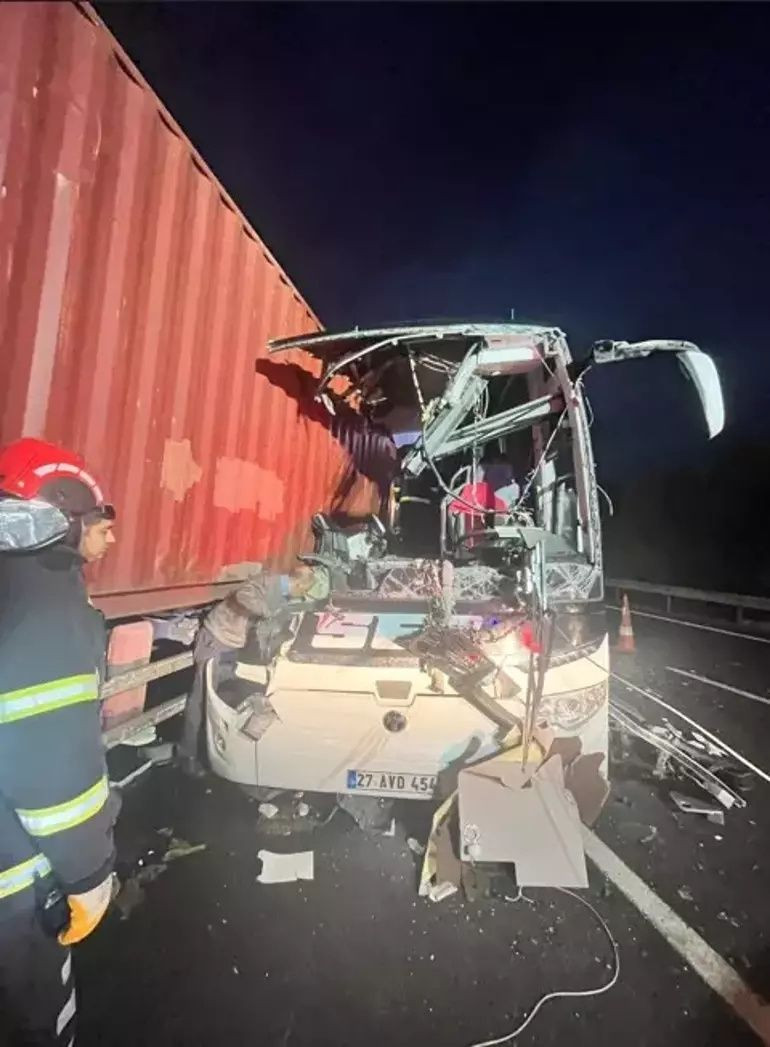 Yolcu otobüsü TIR'a çarptı! Adana–Gaziantep otoyolunda korkunç kaza: 6 kişi hayatını kaybetti! İlk görüntüler geldi... - Sayfa 2