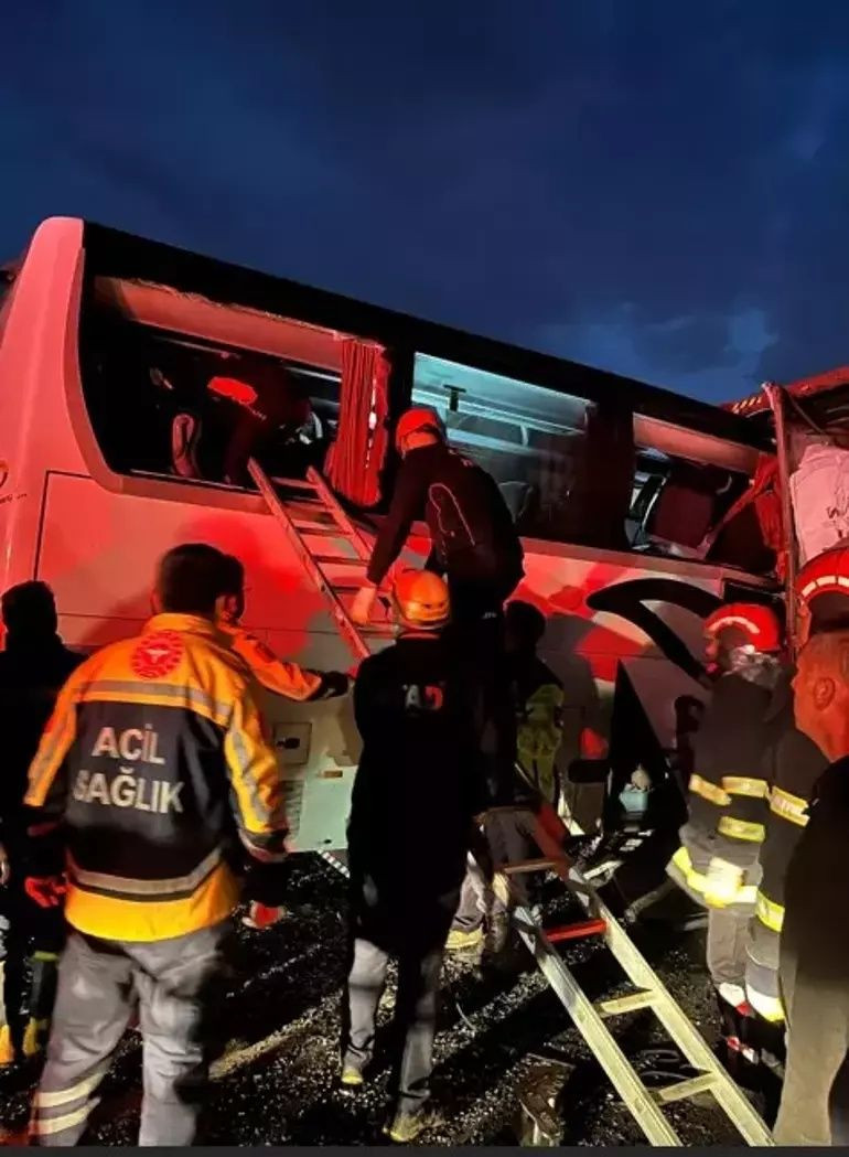 Yolcu otobüsü TIR'a çarptı! Adana–Gaziantep otoyolunda korkunç kaza: 6 kişi hayatını kaybetti! İlk görüntüler geldi... - Sayfa 3