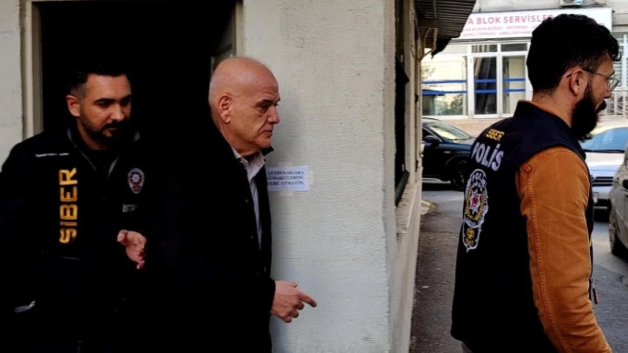 Ünlü yorumcu Ahmet Çakar kalp krizi şüphesiyle yeniden hastaneye kaldırıldı