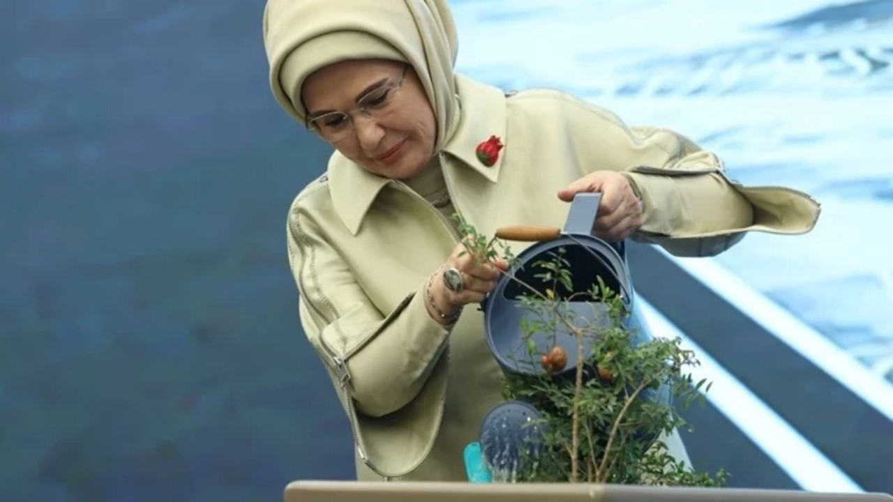 Emine Erdoğan, TOGEM-DER’in “Dönüşüm Pazarı” açılışında nar fidesi ekti