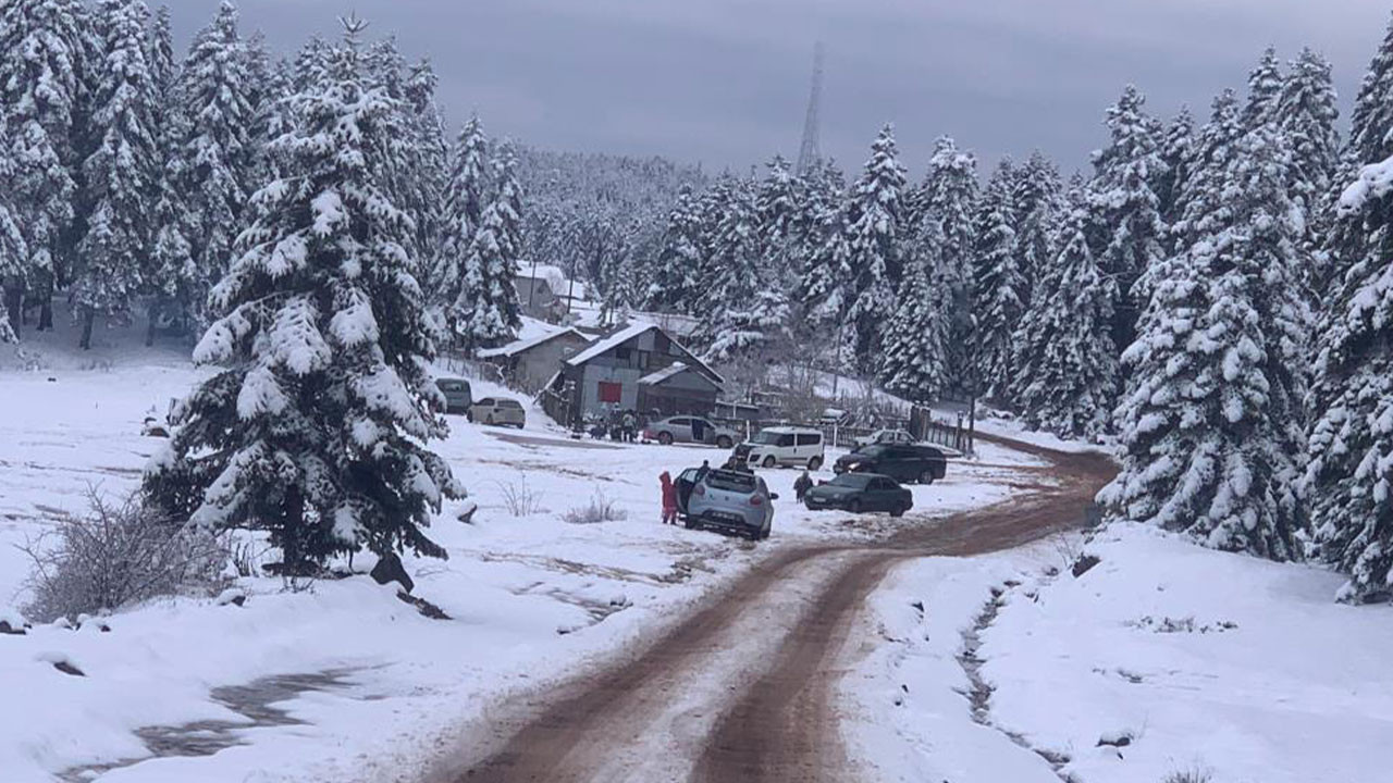 Bolu'nun yüksek kesimleri beyaza büründü! Kar kalınlığı 10 santimetreye ulaştı
