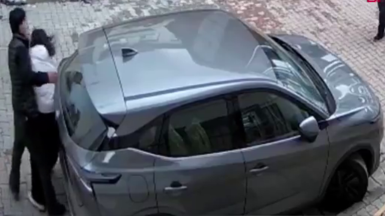 İstanbul'un göbeğinde dehşet! Genç kadını sokak ortasında darp edip başına silah dayadı