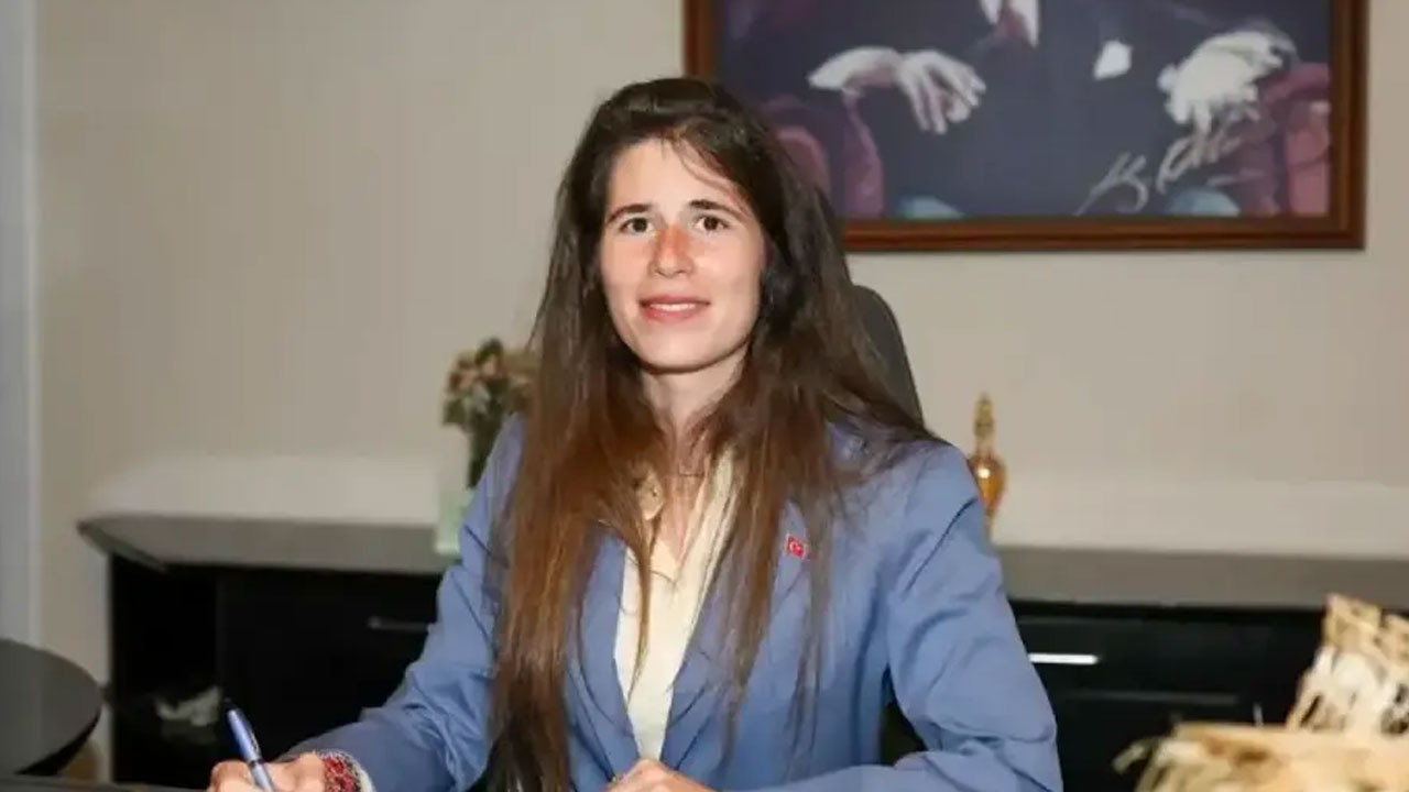 Çeşme Belediye Başkanı Lal Denizli Adliye'de: Uyuşturucu soruşturmasında ifade veriyor! Suçlamalar ağır: Yer temin etme ve kullanım!