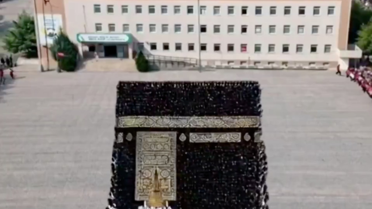 11 Ayın Sultanı böyle karşılanır... Okullarda Ramazan coşkusu: Elazığ'da İmam Hatipli öğrencilerden hayran bırakan koreografi!