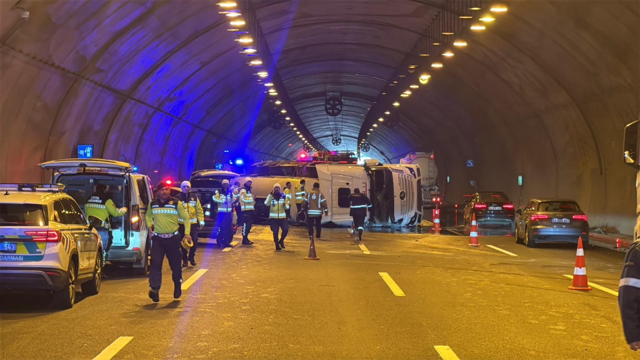 Kuzey Marmara'da tanker devrildi, tünel kapandı! Çatalca mevkiinde can pazarı: Trafik durma noktasına geldi!