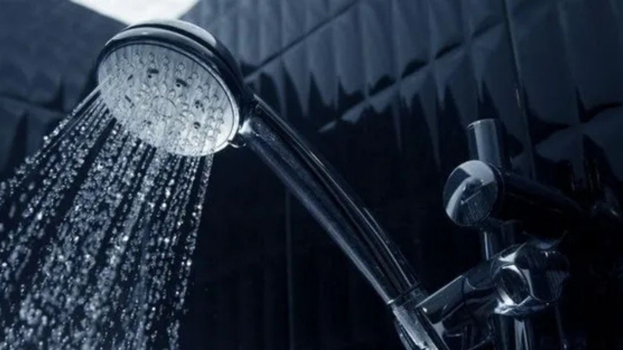 DUŞ ALMAK ORUCU BOZAR MI? Oruçluyken duş alınır mı? Orucu bozan durumlar!