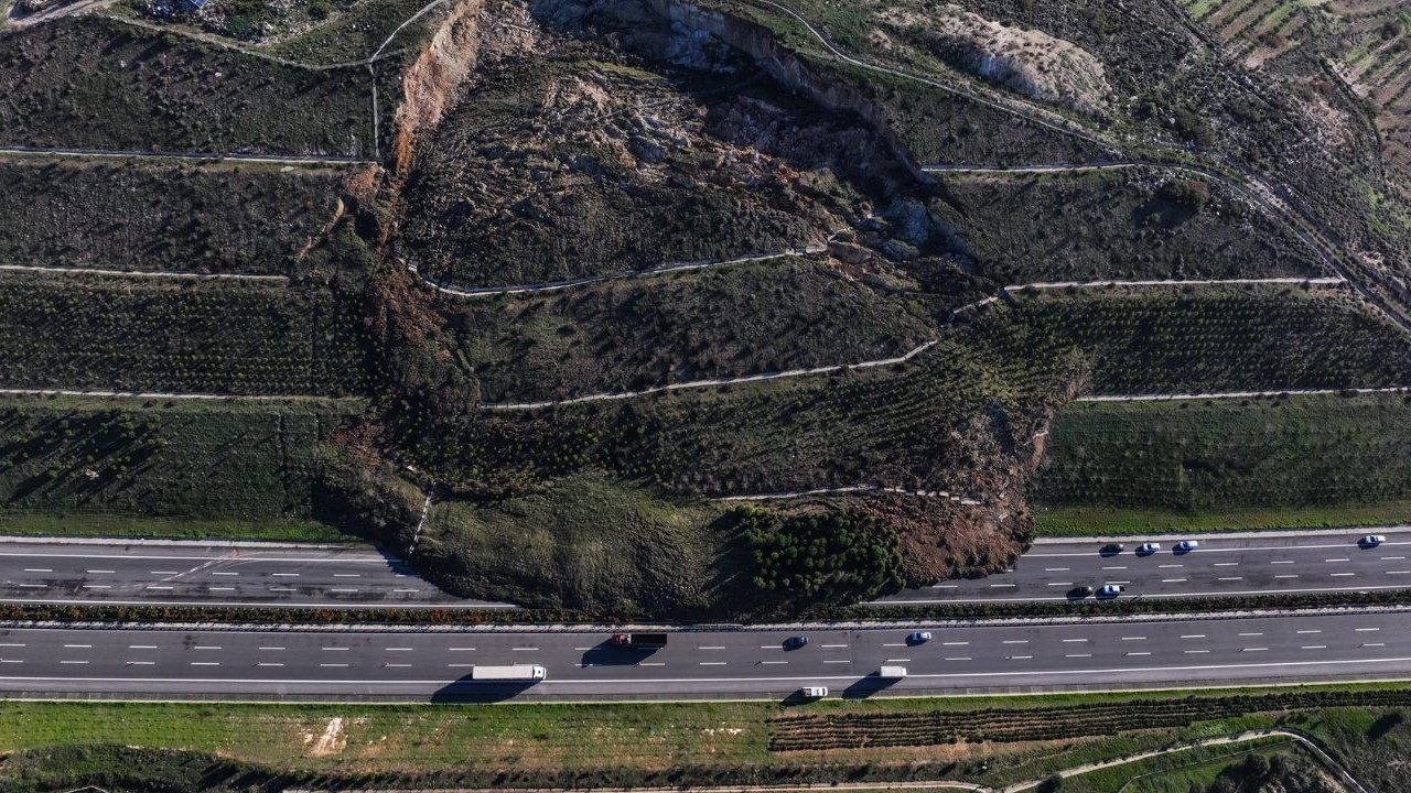 İstanbul-İzmir Otoyolu 'nda toprak kayması! Ulaşıma kapatılan yol yeniden açıldı
