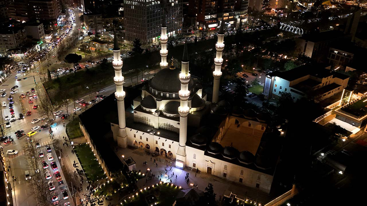 Balkanlar'da ramazan coşkusu: Camiler doldu taştı