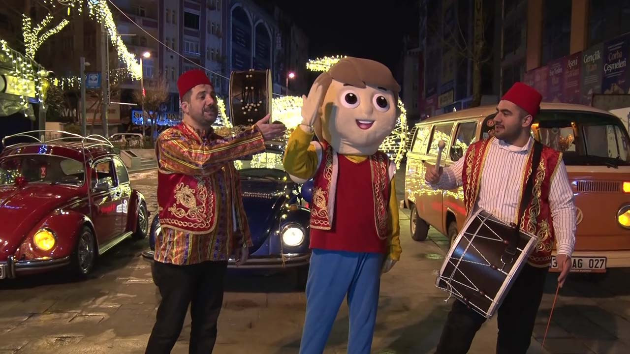 Esenler Belediyesi'nden görülmemiş sahur hizmeti: Klasik araçlarla vatandaşları kaldırdılar