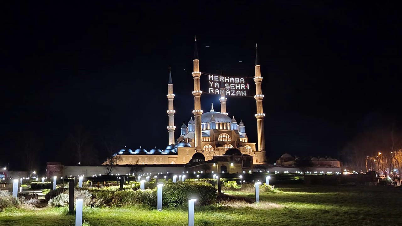 Restorasyon tamamlandı: Edirne Selimiye Camii'nde 4 yıl sonra ilk teravih namazı