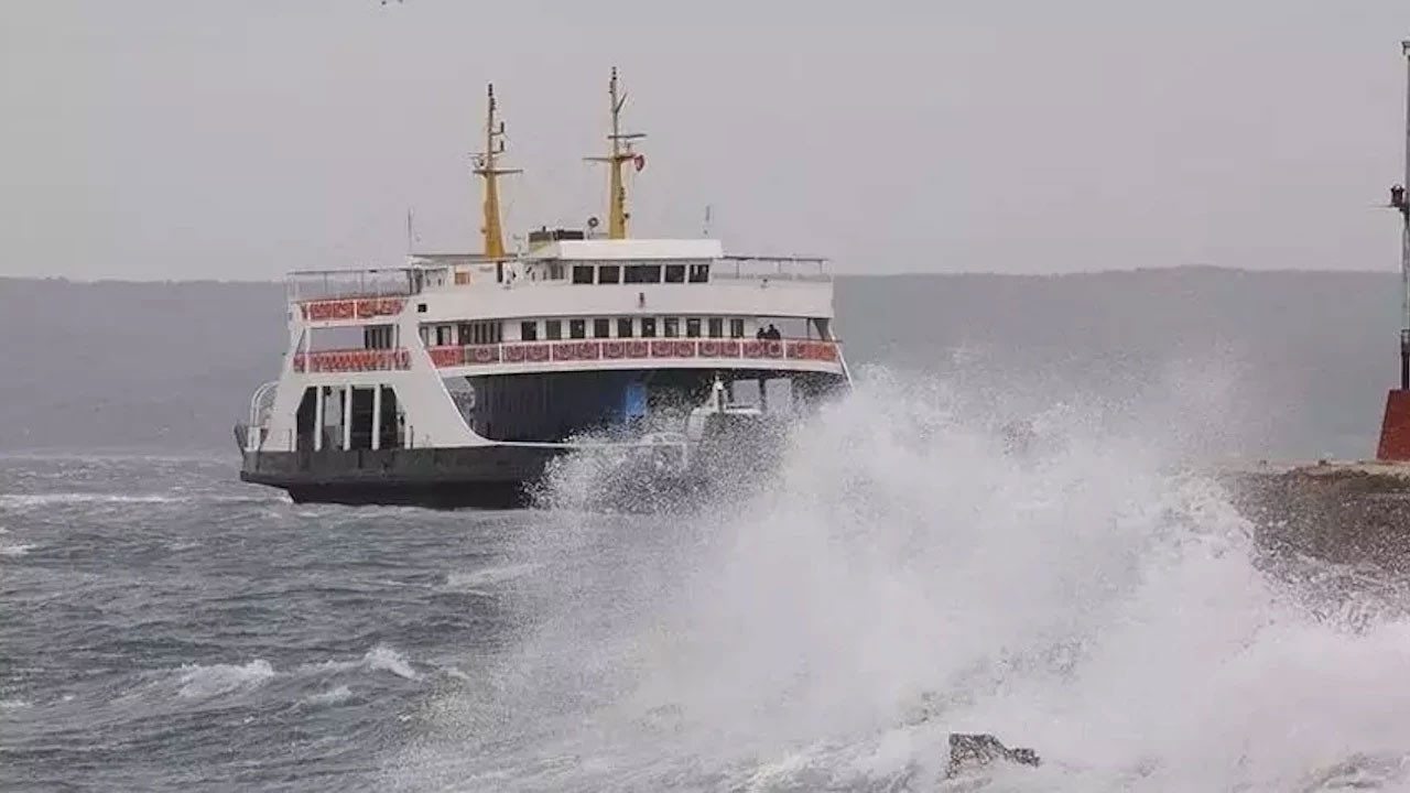 Bozcaada feribot hattında 2 sefer fırtına nedeniyle iptal