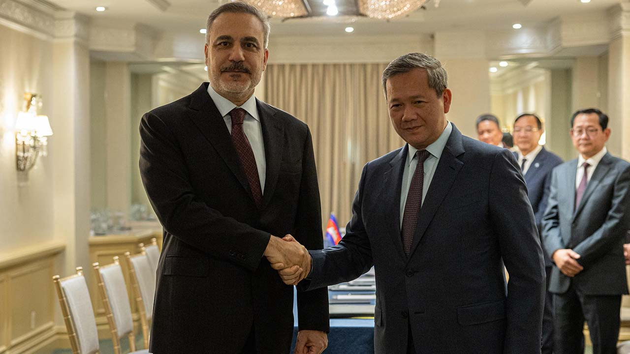 Dışişleri Bakanı Hakan Fidan'dan Barış Kurulu sonrası temaslar: Kamboçya Başbakanı Hun Manet ile bir araya geldi