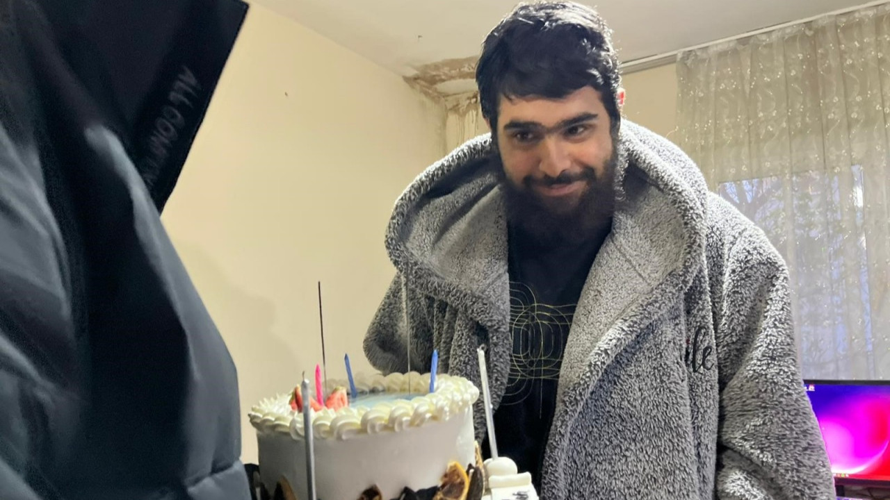 3 yıldır evden çıkmayan Barış Özbay doğum gününü bilgisayar başında kutladı! 