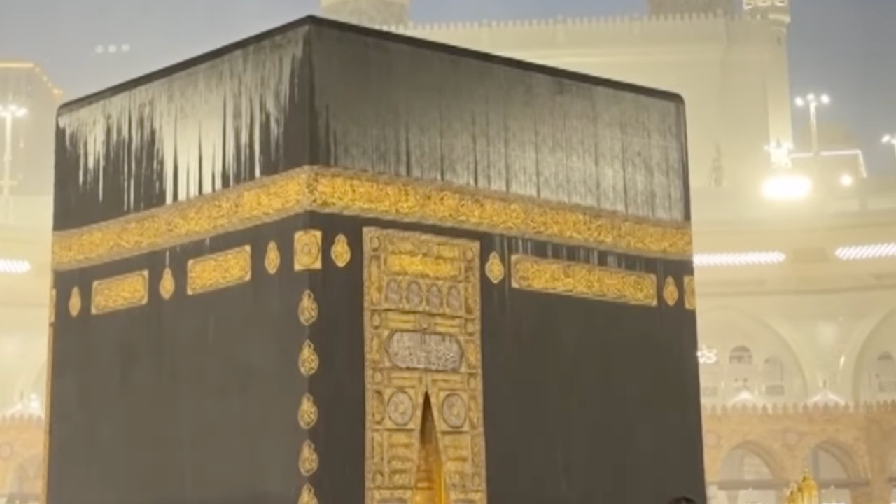 Mekke'ye rahmet yağdı: Sağanak altında tavaf ve dua coşkusu...
