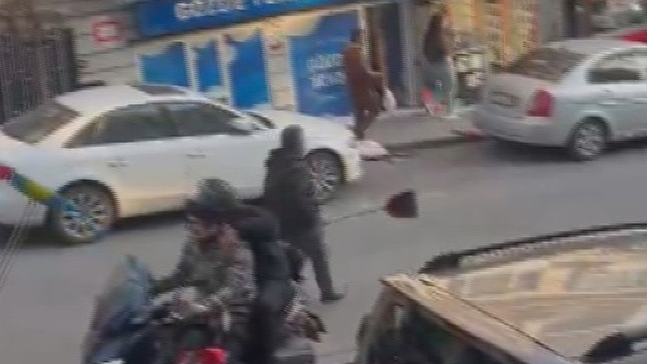 Fatih'te dehşet anları! Bıçakla rastgele çevredeki esnafı tehdit etti