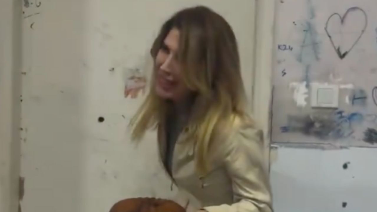 İngilizce öğretmeninin sınıftaki görüntüleri viral oldu! Otogar tuvaleti gibi...