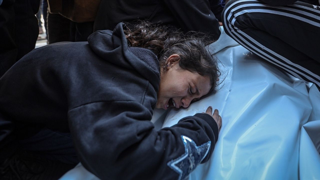 Filistinli minik kızın feryadı yürek burktu! 