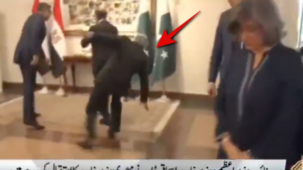 Pakistan'daki savaş zirvesinde gündeme oturan anlar! Dışişleri Bakanı'nın ayağı kayıp düştü!