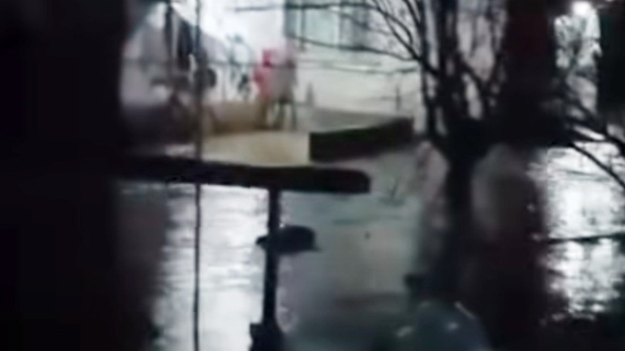 Şırnak'ta şiddetli yağış: Köy yolları göle döndü