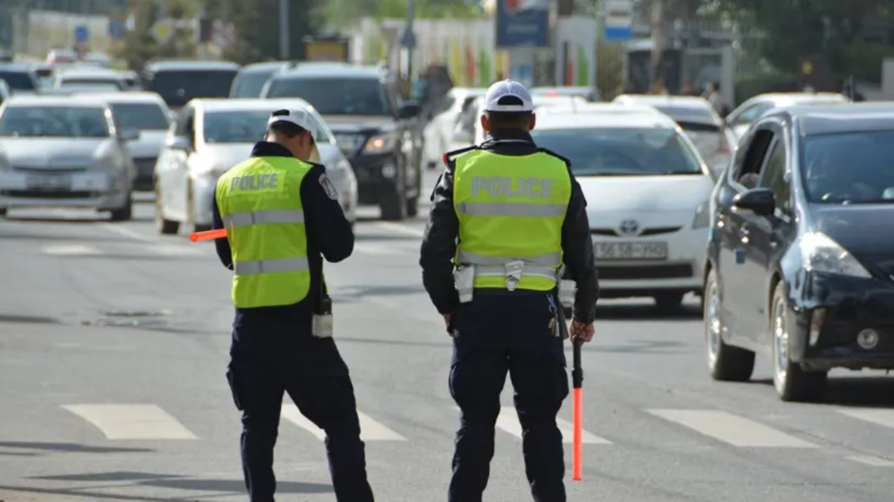 Trafikte yeni cezalara saatler kaldı! Gece yarısından sonra başlıyor! APP plaka, ekran ve ses sistemine ağır cezalar geliyor